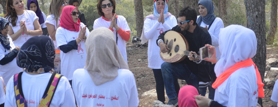 مركز دنيا التخصصي لأورام النساء ينظم يوما ترفيهيا للناجيات من سرطان الثدي برعاية من البنك الوطني